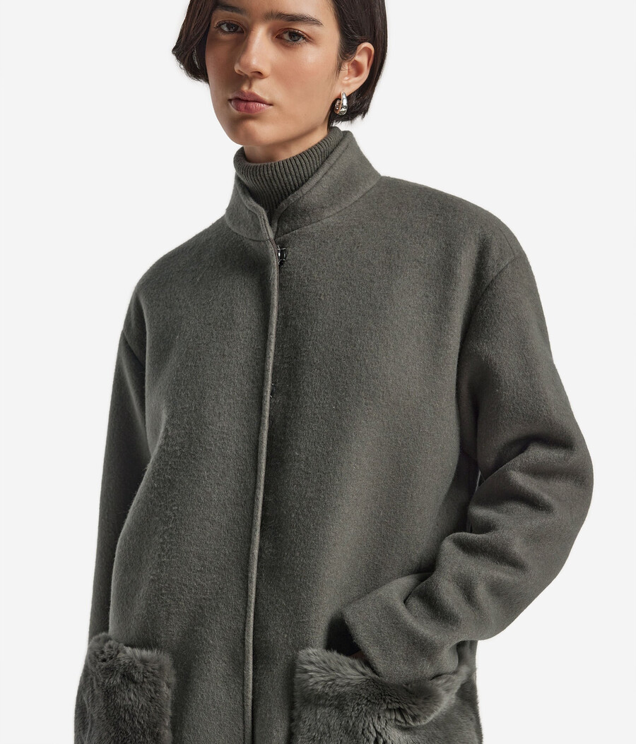 cappotto in cashmere con tasche in pelliccia