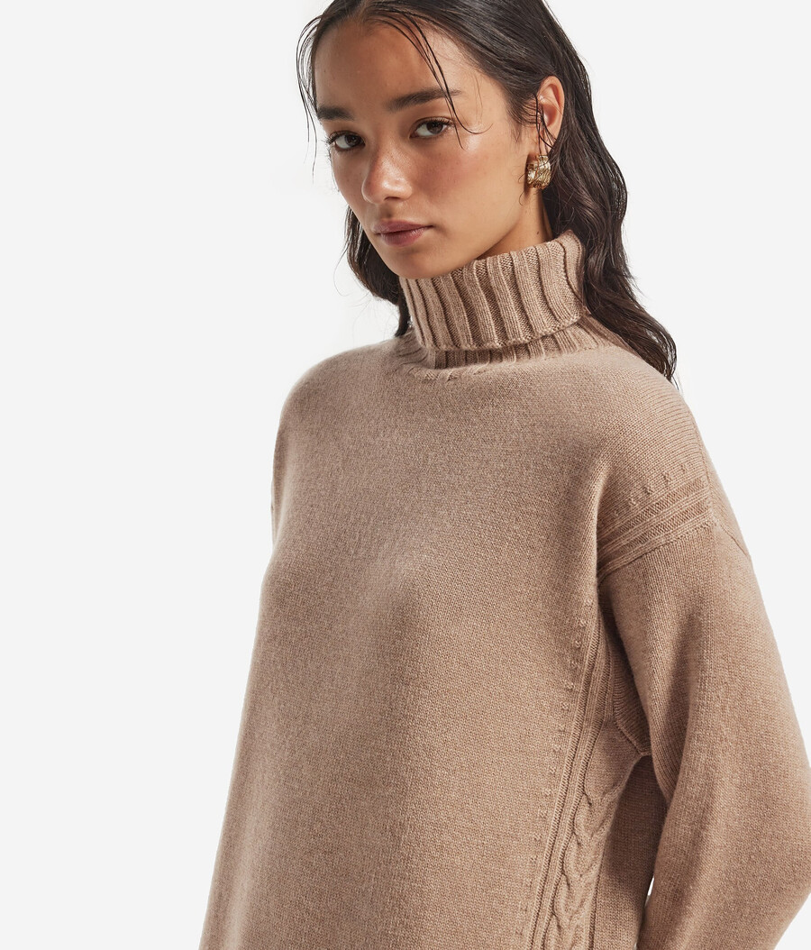 abito in cashmere ultra morbido con lavorazione a trecce
