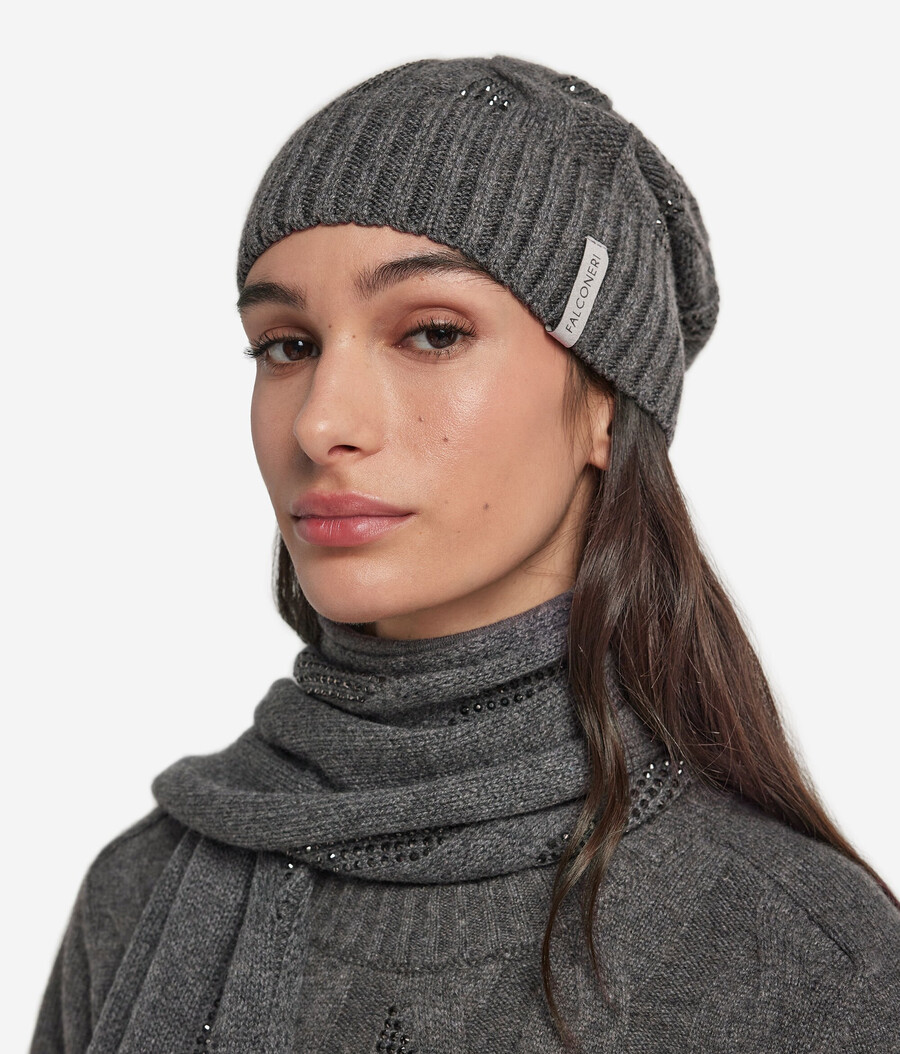 cappello in cashmere ultra morbido con maglia a trecce e strass