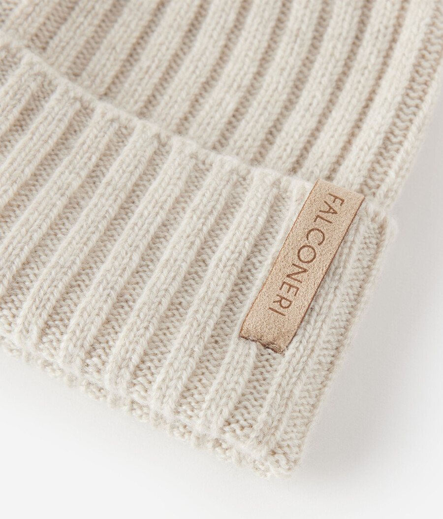 berretto con visiera in cashmere ultra morbido a coste