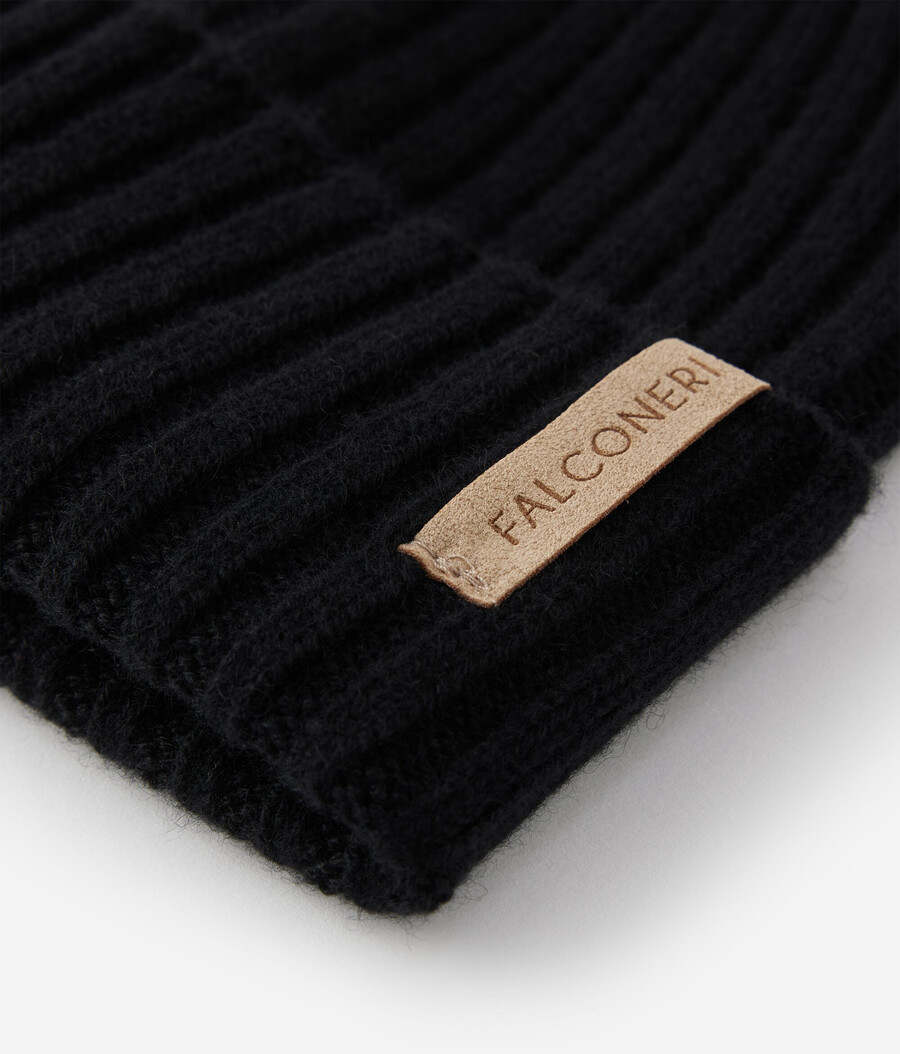 berretto con visiera in cashmere ultra morbido a coste
