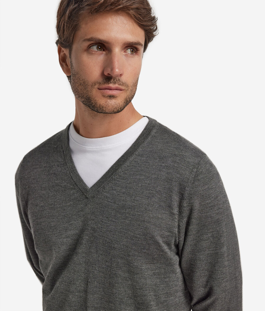 maglione con scollo a v in cashmere ultrafine