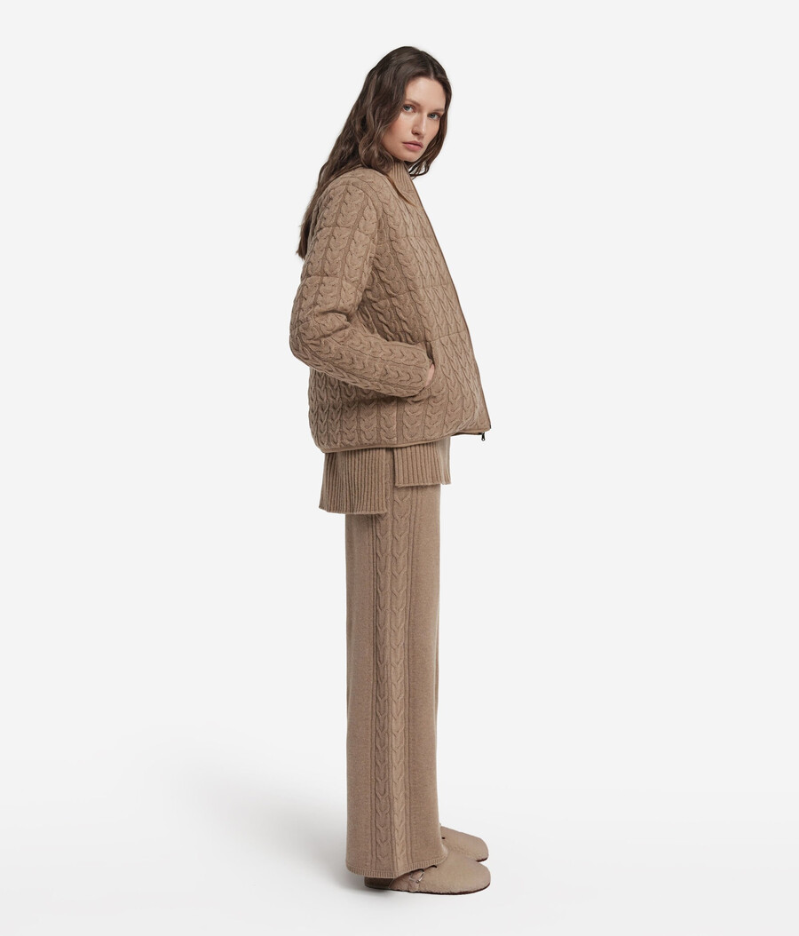 piumino reversibile con lavorazione a trecce in cashmere e tessuto tecnico.