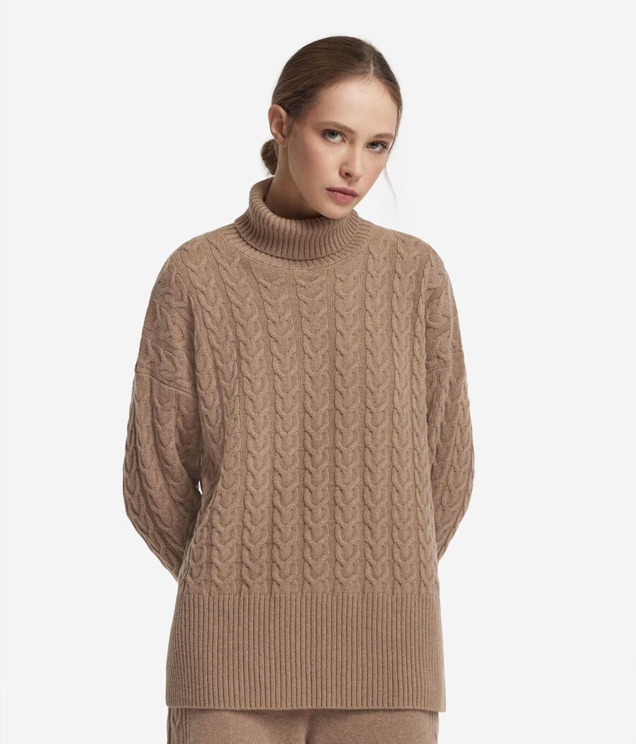dolcevita in cashmere ultra morbido con lavorazione a trecce