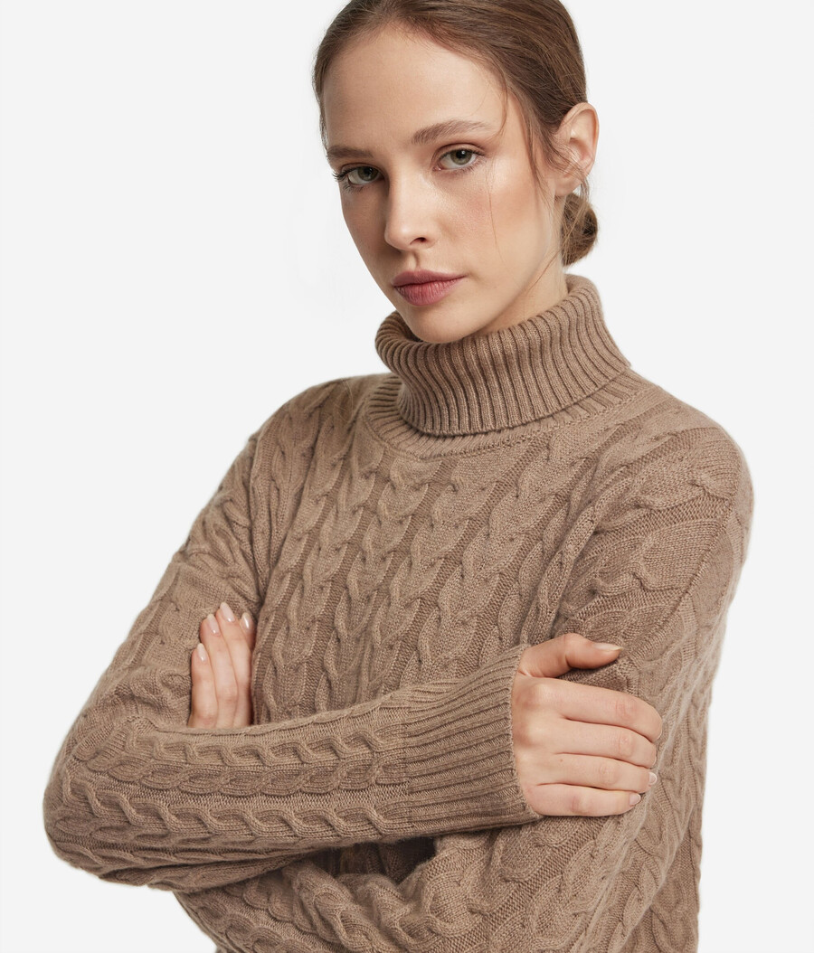 dolcevita in cashmere ultra morbido con lavorazione a trecce