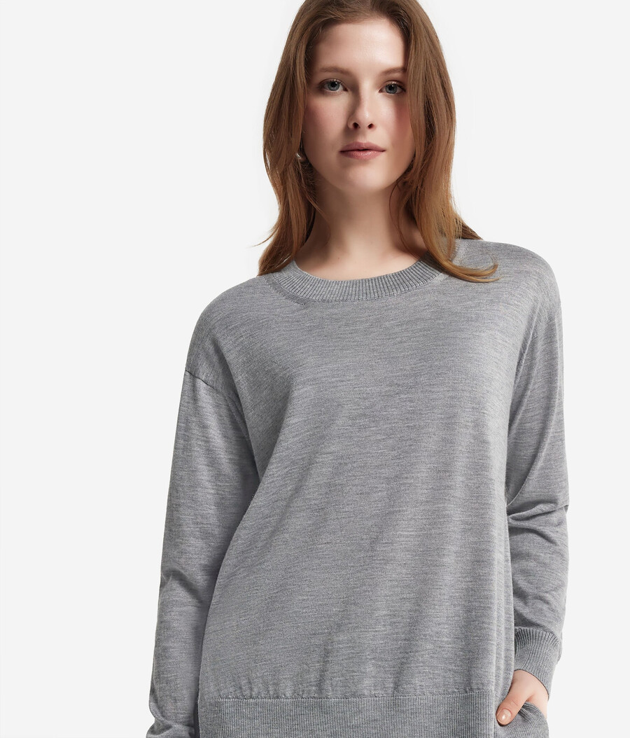 maglione in cashmere con scollo tondo e spacchi