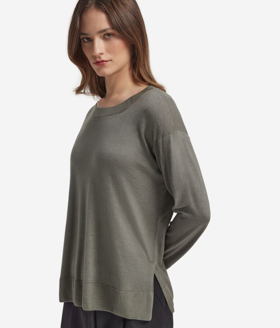 maglione in cashmere con scollo tondo e spacchi