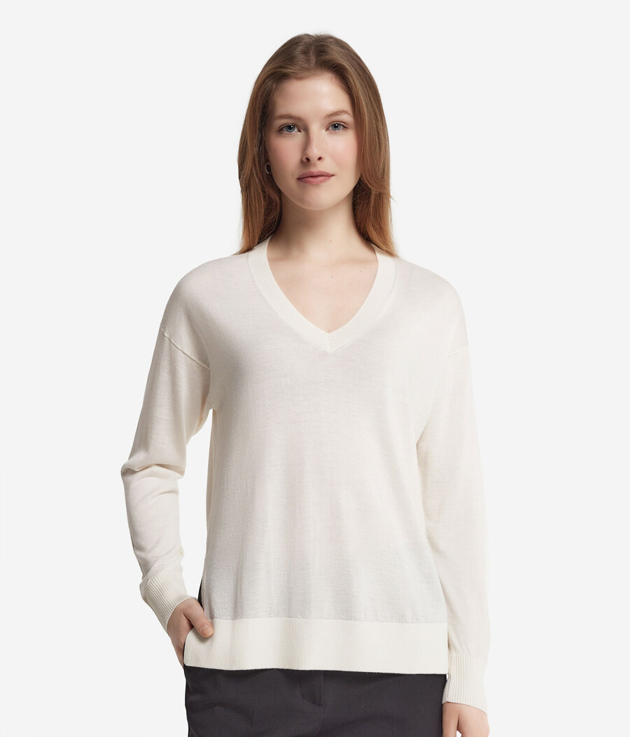 maglione in cashmere con scollo a v e spacchi