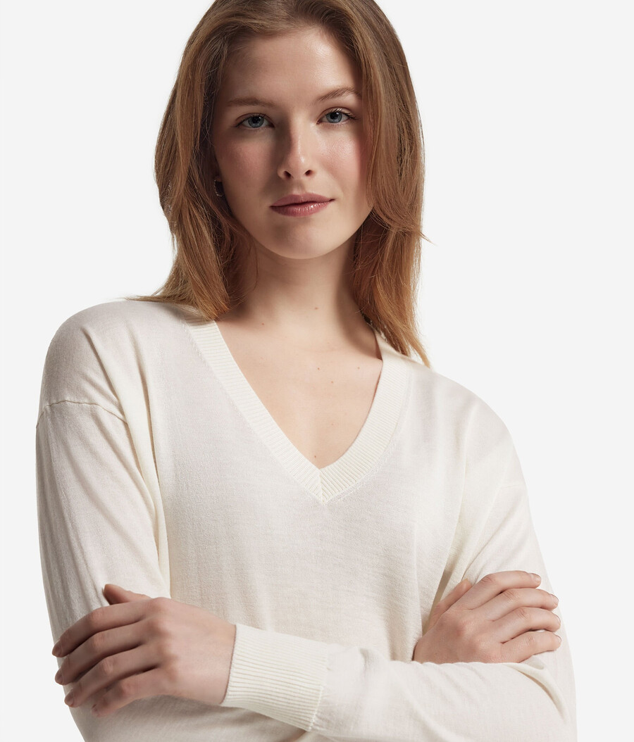 maglione in cashmere con scollo a v e spacchi