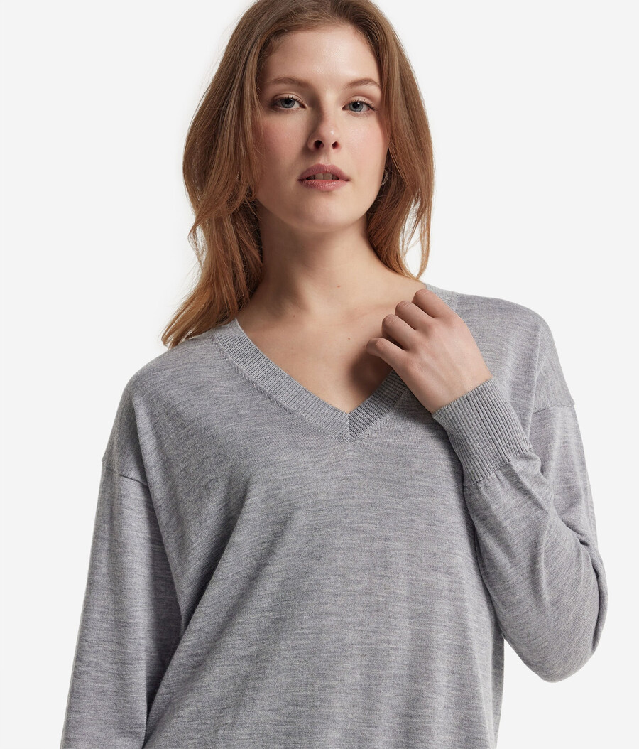 maglione in cashmere con scollo a v e spacchi