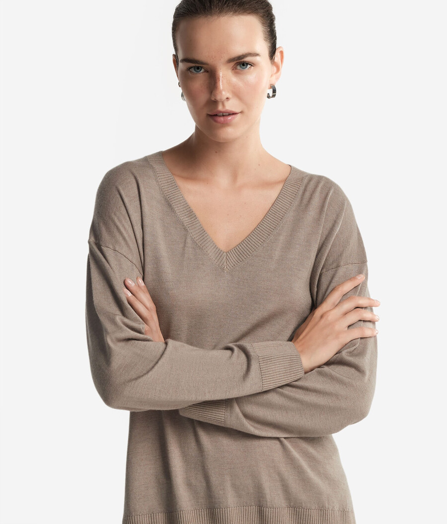 maglione in cashmere con scollo a v e spacchi