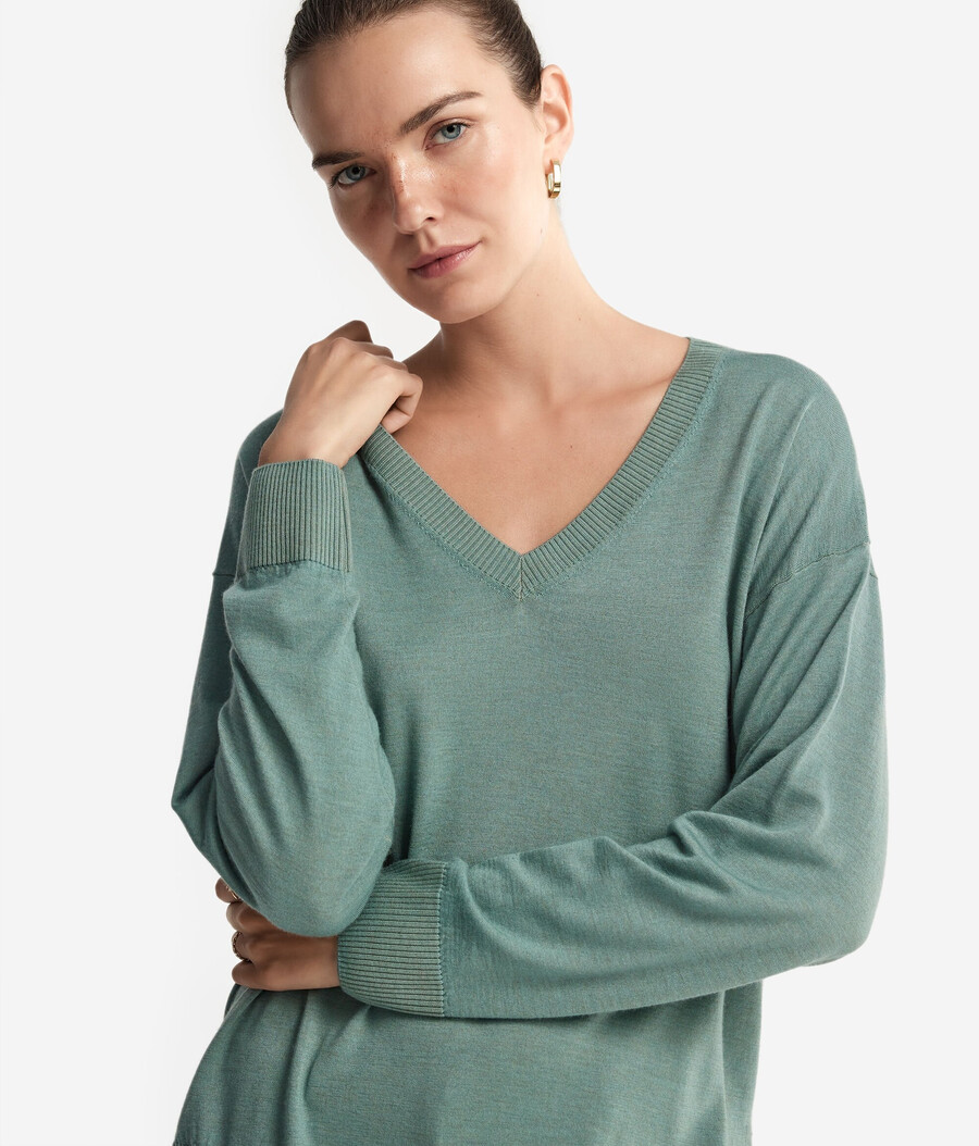 maglione in cashmere con scollo a v e spacchi