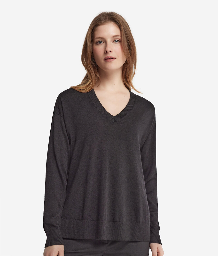 maglione in cashmere con scollo a v e spacchi