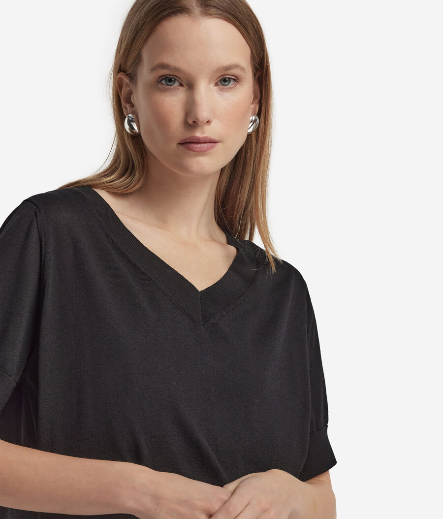 maglione in seta e cotone con scollo a v a maniche corte