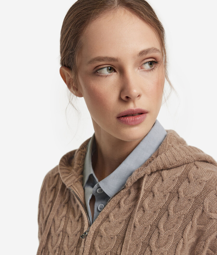 felpa in cashmere ultra morbido con lavorazione a trecce