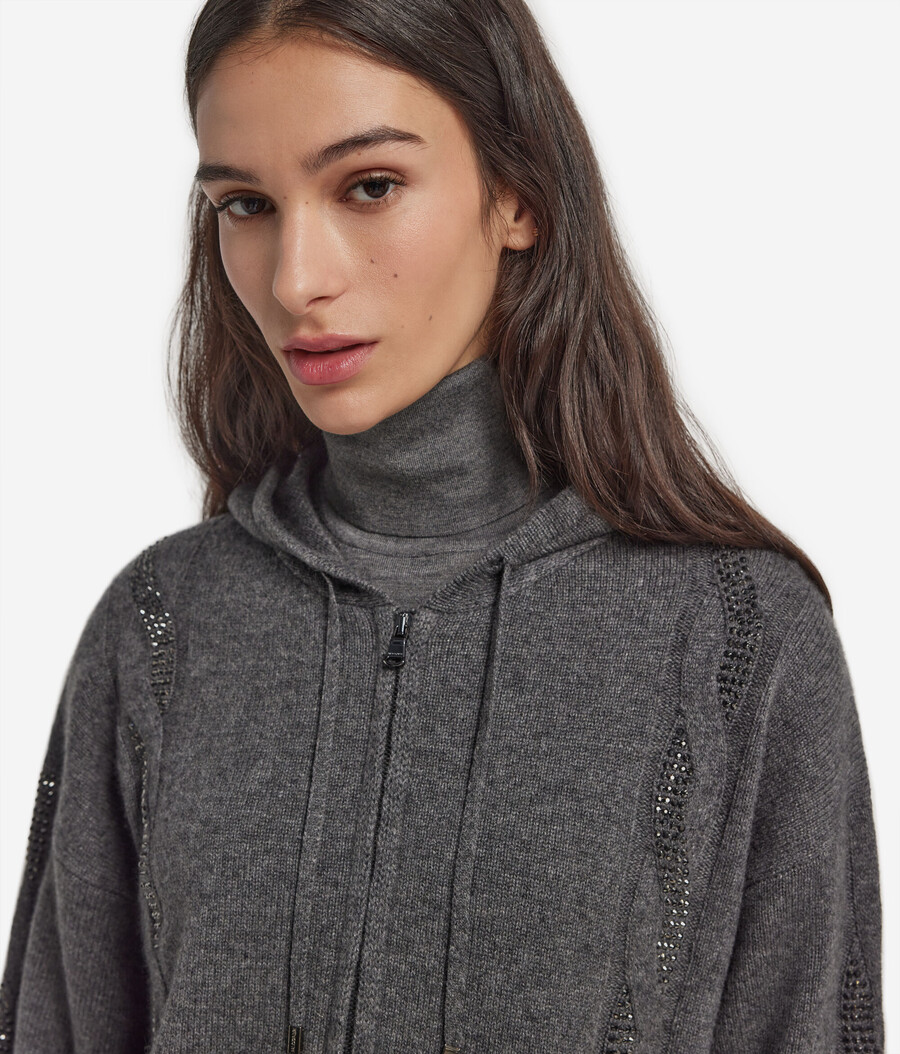 felpa in cashmere ultra morbido con lavorazione a trecce e strass
