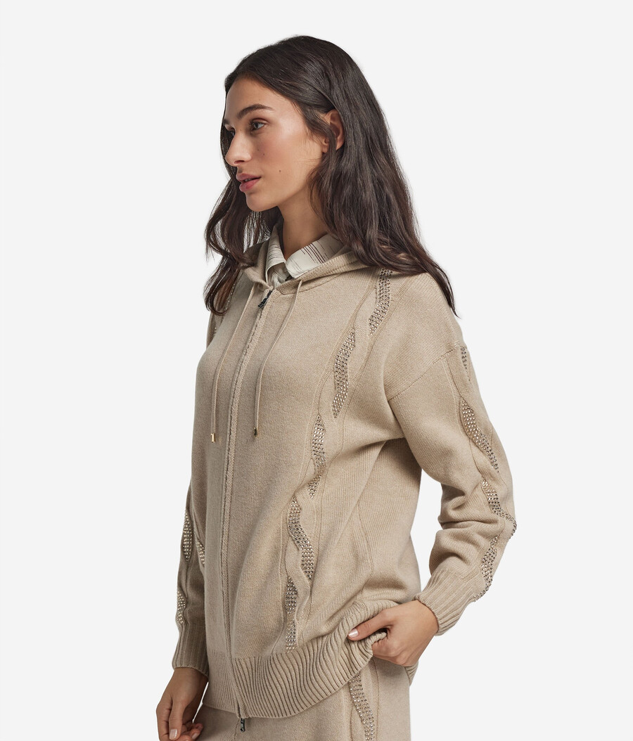 felpa in cashmere ultra morbido con lavorazione a trecce e strass