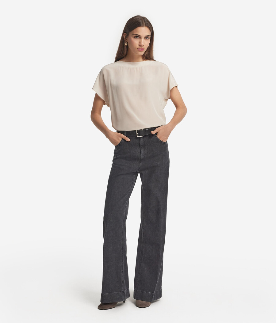 t-shirt con scollo a barca in seta e modal