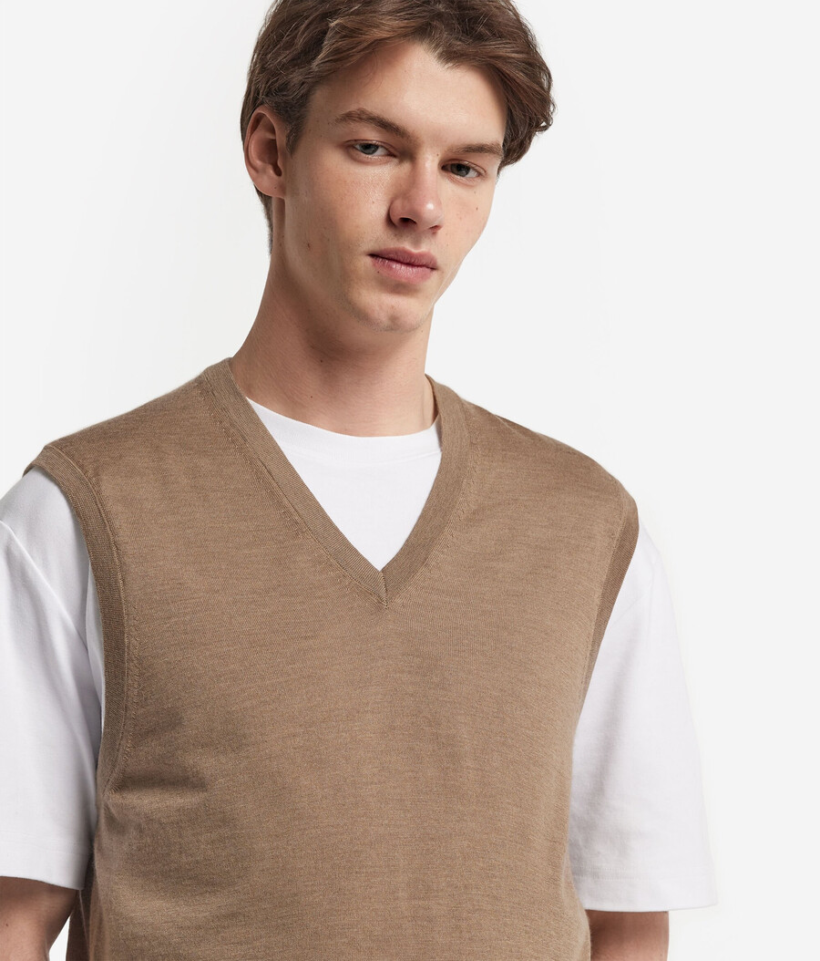 maglione senza maniche con scollo a v in cashmere ultrafine